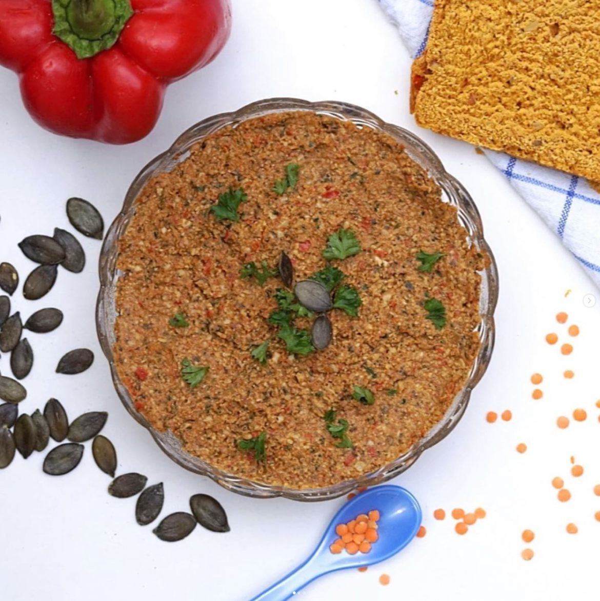 Schüssel mit Kürbiskern Paprika Linsen Aufstrich und Kürbisbrot
