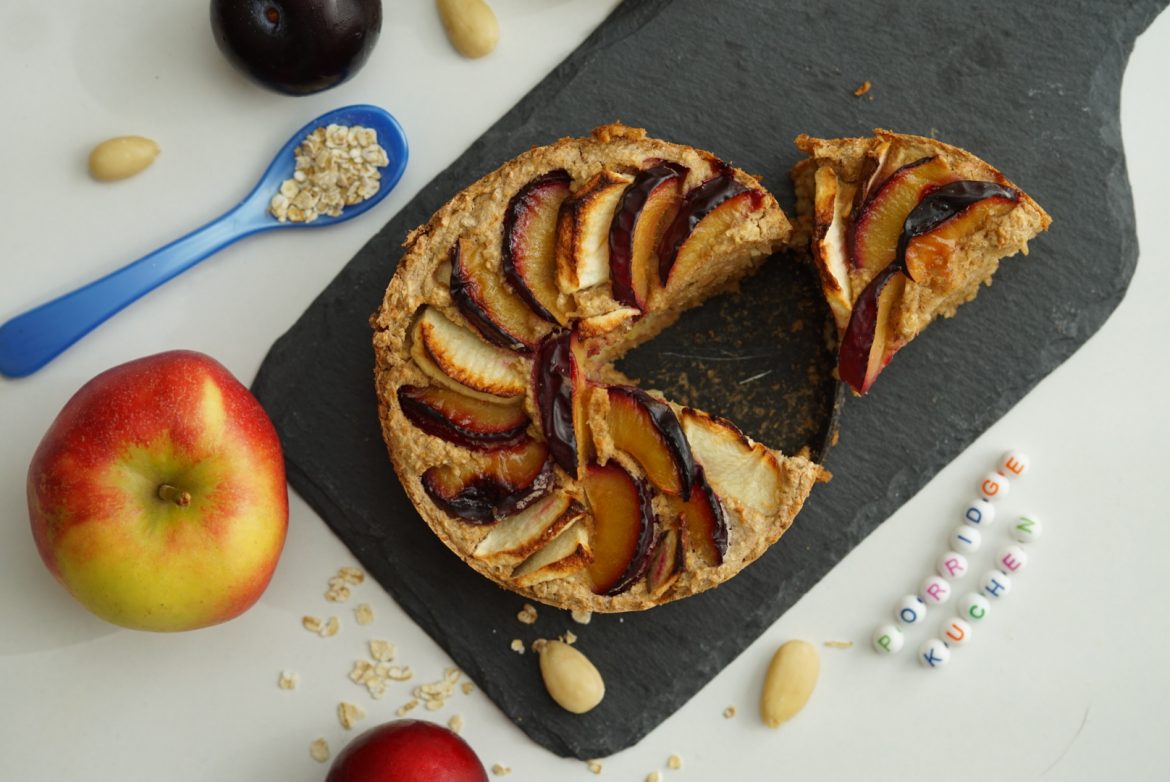 Köstlicher Mini Porridge Kuchen mit Apfel und Pflaume aus Haferflocken