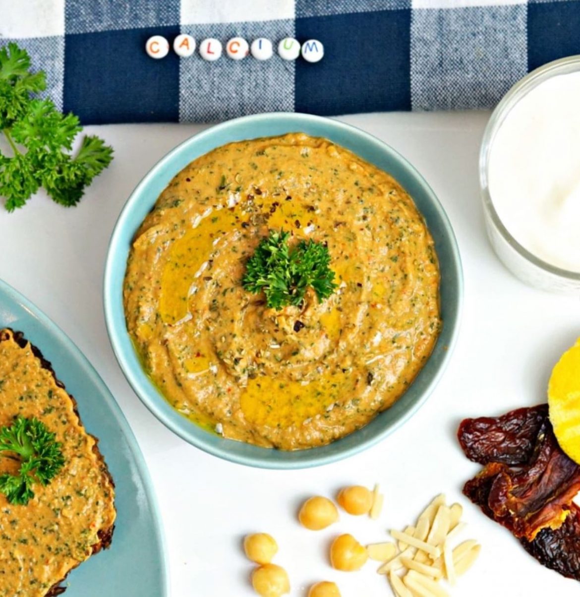Calciumaufstrich Calciumreicher Tomaten-Petersilien-Aufstrich mit Sojajoghurt und Kichererbsen in einer Schüssel
