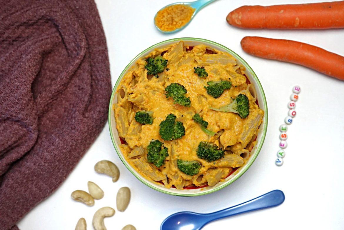 MacnCheese Schüssel mit veganer Käsesoße aus Karotten und Cashewkernen dazu Brokkoli und Vollkornnudeln