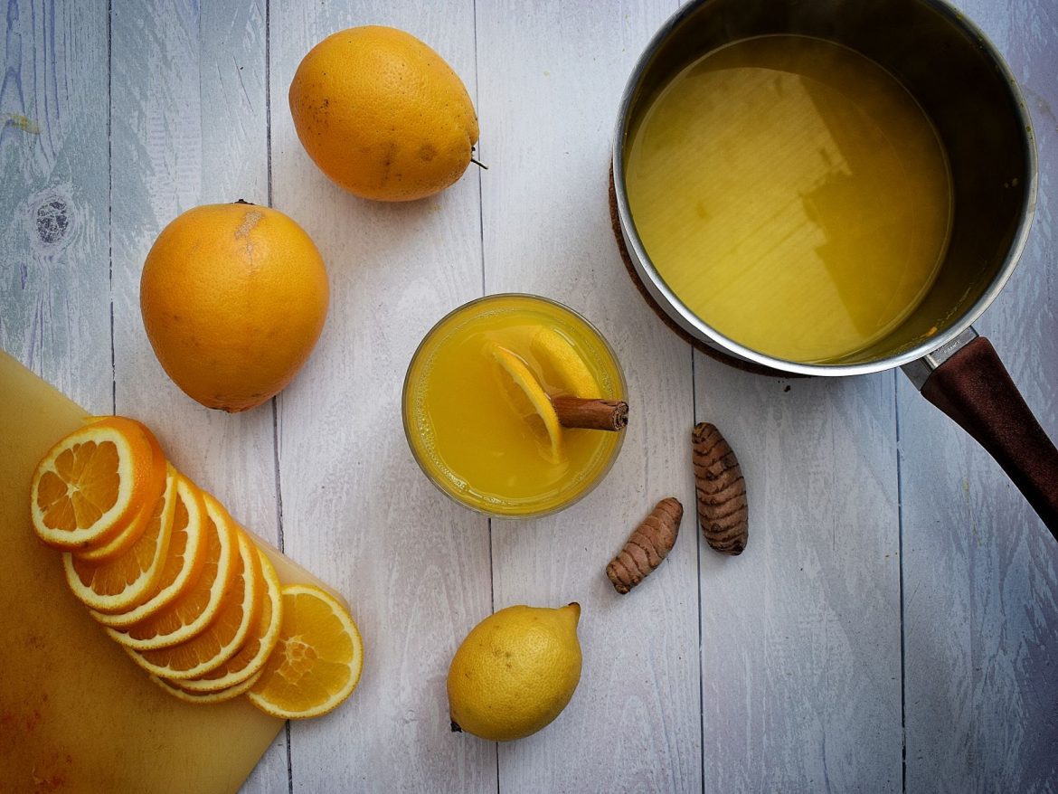 Kinderpunsch mit Orange dekoriert mit Orangenscheiben und Zimt
