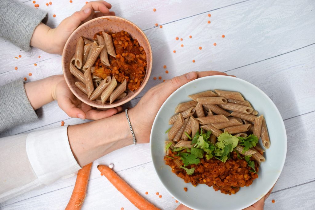 Linsen-Bolognese mit roten Linsen, Karotten, Tomaten und Vollkornnudeln