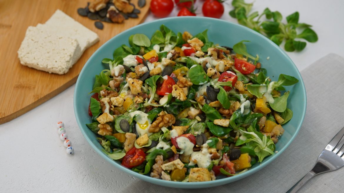 Feldsalat_groß Bunter Salat für die Schwangerschaft mit Feldsalat, Tomaten, Tofu und Kürbiskernen