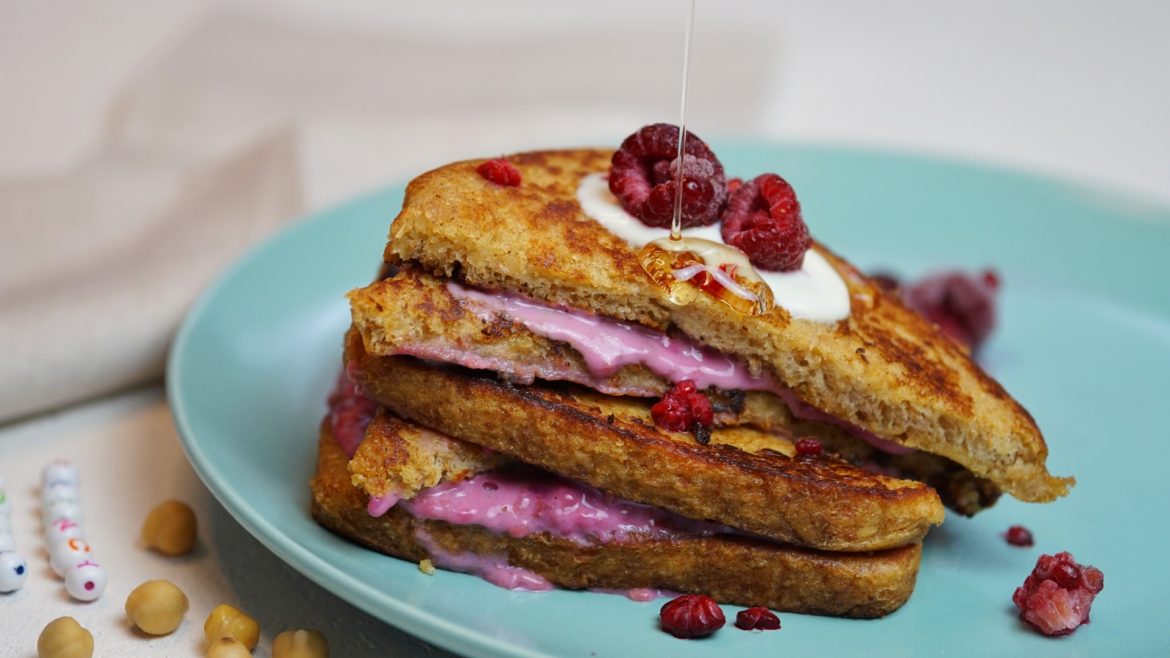 Veganer French Toast mit Himbeeren und Sojajoghurt