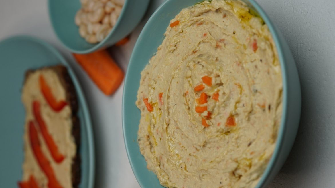 Gruene Schale mit Bohnen-Karotten-Hummus