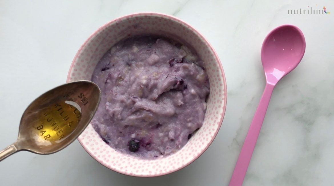 Hirse Bananenbrei mit Blaubeeren und Mandelmus